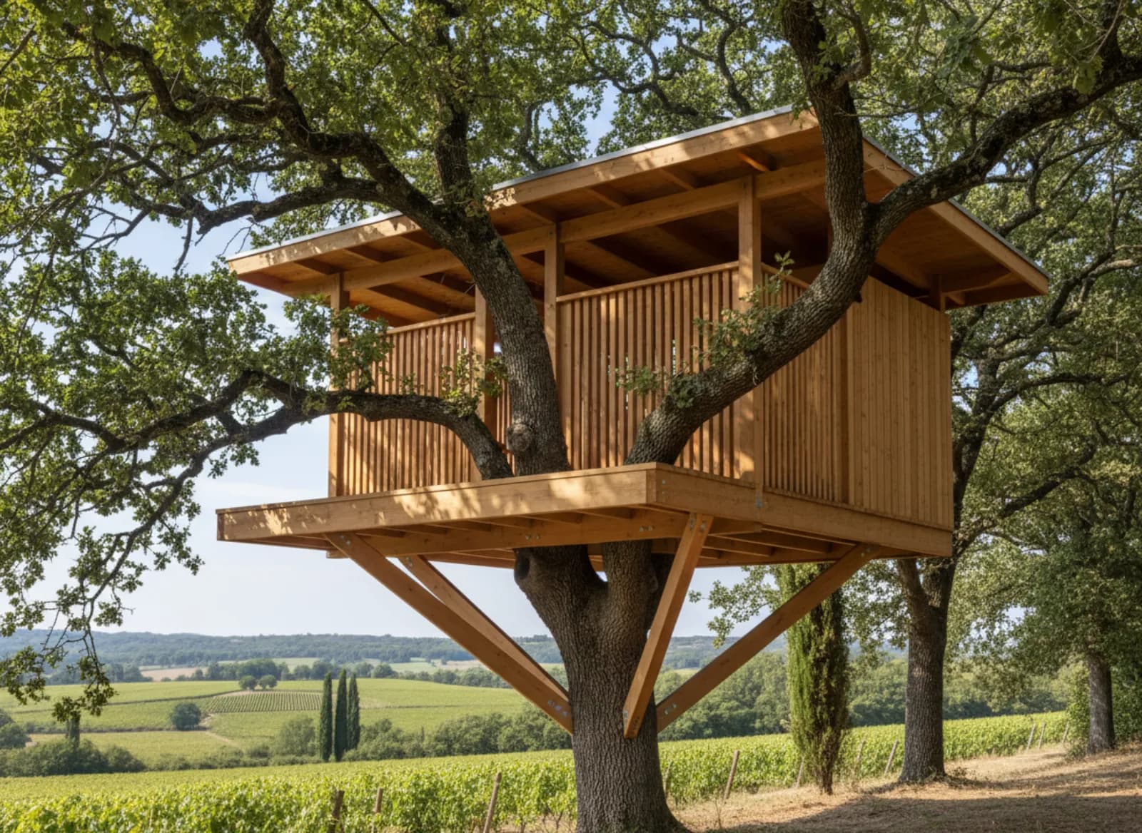Terrasse de cabane perchée à l’ombre des chênes, avec larges débords de toit